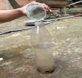 Hình 1 2 13 Đổ nước vào chai Hình 1 2 14 Lắc đều Để lắng khoảng 30 phút Hình 14