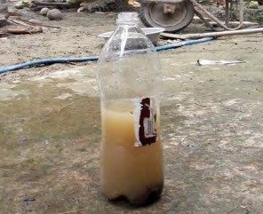 Hình 1 2 13 Đổ nước vào chai Hình 1 2 14 Lắc đều Để lắng khoảng 30 phút Hình 16