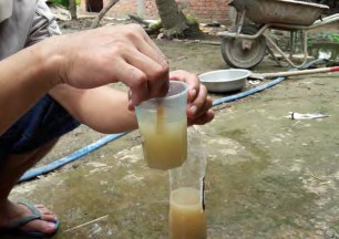 Hình 1 2 17 Xé giấy quỳ Hình 1 2 18 Nhúng giấy quỳ vào nước Bước 4 Đọc kết 19