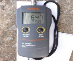 Hình 1 2 21 Hiệu chỉnh máy đo pH Hình 1 2 22 Cắm đầu điện cực vào trong lỗ 22