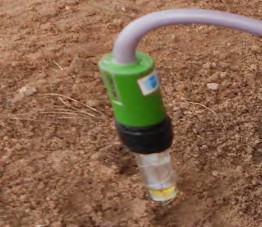 Hình 1 2 22 Cắm đầu điện cực vào trong lỗ Bước 4 Đọc kết quả đo hiển 23