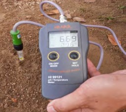 Hình 1 2 22 Cắm đầu điện cực vào trong lỗ Bước 4 Đọc kết quả đo hiển 24