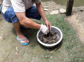 Hình 1 2 8 Trộn đều 5 mẫu đất Hình 1 2 9 Phơi khô đất Đập đất khô ra nhỏ 9