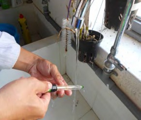 Hình 1 2 24 Rửa điện cực Hình 1 2 25 Rửa cây tạo lỗ Lưu ý Đất đo độ pH 1