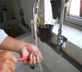 Hình 1 2 24 Rửa điện cực Hình 1 2 25 Rửa cây tạo lỗ Lưu ý Đất đo độ pH 2