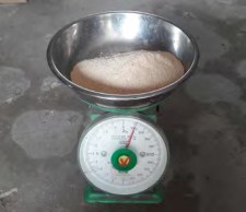 Hình 1 3 19 Cân chế phẩm sinh học Hình 1 3 20 Pha chế phẩm vào nước 17