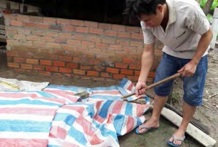 Hình 1 3 33 Kiểm tra độ nóng của gậy tre Cách kiểm tra độ ẩm đống ủ Dùng 13