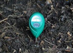 Hình 1 3 35 Đo độ ẩm bằng máy Bước 8 Đảo đống ủ và bảo quản Sau khoảng 15