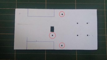 6 Sử dụng súng bắn keo để dán dính 2 motor vào 2 vị trí motor đã đánh dấu 10