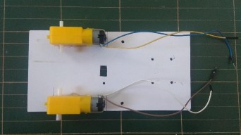 7 Dùng các trụ nhựa và đinh ốc để cố định bánh xe đa hướng vào khung xe 11