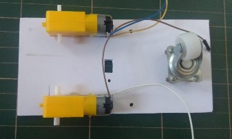 8 Sử dụng keo 2 mặt để dán hộp đế pin 4AA ở phần trên của khung xe Gắn 12