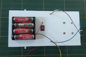 9 Luồn dây nối màu đỏ của đế pin xuống dưới gầm xe cố định vào 1 đầu 13