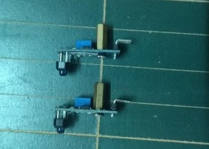 2 Dùng kéo để đục 2 lỗ nhỏ cách nhau 10 cm ở phía đầu của xe robot nhằm 15