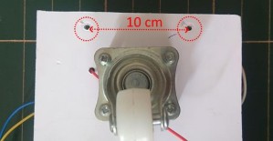 3 Dùng đinh ốc gắn cố định 2 cảm biến hồng ngoại tại 2 vị trí đã đục 16