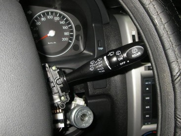 Hình 1 13 Công tắc gạt nước Chú ý Có thể kéo công tắc gạt nước lên trên 8