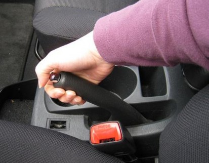 Hình 2 21 Kéo chặt phanh tay Đạp hết hành trình bàn đạp ly hợp Hình 2 22 Đạp 10