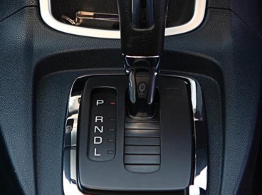 Hình 2 13 Điều khiển cần số hộp số tự động P Đỗ xe hoặc khởi động 2