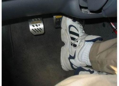 Hình 2 18 Điều khiển ga để giảm số 2 9 ĐIỀU KHIỂN BÀN ĐẠP PHANH 2 9 1 Đạp 7