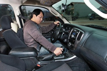 Hình 2 20 Điều khiển phanh tay Khi có nhu cầu sử dụng phanh tay dùng lực tay phải 9