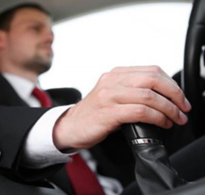 Hình 2 28 Vào số để khởi hành Nhả phanh tay khi đèn tắt là phanh tay đã nhả 2