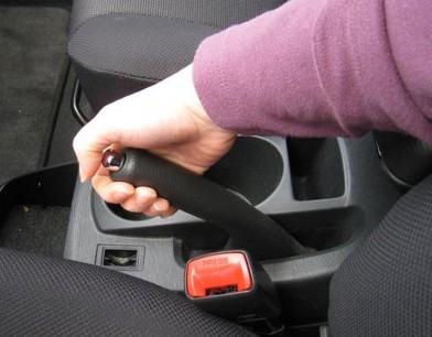 Hình 2 29 Nhả phanh tay Quan sát an toàn trước khi cho xe chuyển bánh Tăng ga ở mức 3