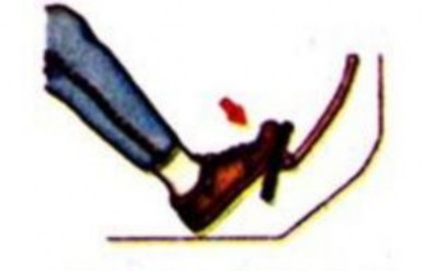 Hình 2 34 Đạp phanh để dừng xe 2 12 2 3 Giảm tốc độ bằng phương pháp phanh 8