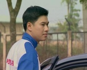 Hình 2 54 Xuống xe kiểm tra an toàn Hình 2 55 Kiểm tra xung quanh Mở cửa xe quan sát 10