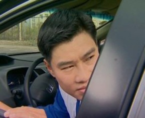 Hình 2 56 Mở cửa xe quan sát 2 14 2 Phương pháp lùi xe ô tô Tư thế lái đúng khi 11