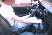 Nhả phanh tay Tay phải hơi kéo tay phanh lên ngón tay cái bấm vào nút khóa rồi hạ 19