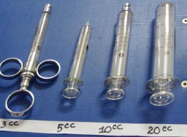 Ống tiêm có 2 phần Vỏ để chứa thuốc Ruột nòng ống pitton để rút và bơm 3