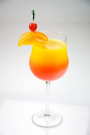 Hình 4 15 Tequila Sunrise 4 5 6 Pha chế và phục vụ cocktail Singapore Sling B52 a Pha chế 4
