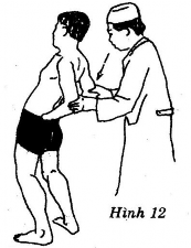 Thầy thuốc Hai tay nắm chắc hai khuỷu tay người bệnh để chuẩn bị thao tác 5