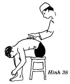 Người bệnh Ngồi ghế hai bàn chân đặt bằng ở mặt đất hai đầu gối khép 13