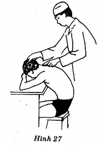 Thầy thuốc Đứng chếch phía sau người bệnh một tay ở tư thế tự do một 2