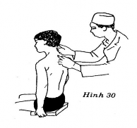 Thầy thuốc Đứng chếch phía sau người bệnh một tay theo dõi nhiệt độ da một 5