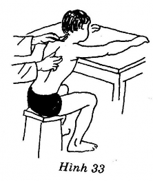 Tư thế Người bệnh Ngồi thẳng lưng lướt mình tỳ ngực trên bàn đầu cổ 8