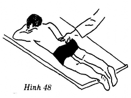 Thầy thuốc Đứng cúi hoặc ngồi ghế phía ngang trọng điểm cánh tay thẳng để 10