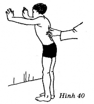 Người bệnh Đứng thẳng hai bàn chân chụm đặt bằng trên mặt đất hai tay 2