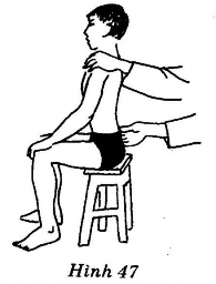 Người bệnh Ngồi ghế đầu gối vuông góc chân song hành hai tay ở tư thế tự 9