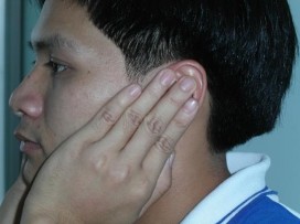 H 17 Động tác Xoa hai loa tai  Động tác xoa bàn tay về phía sau áp vào loa tai khi 2