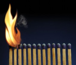 Từ một que diêm nhỏ đầu tiên có thể đốt cháy hàng loạt que diêm kế tiếp 6