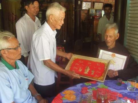 Nguồn Đài truyền thanh huyện Việc chúc thọ mừng thọ là theo quy định của 2