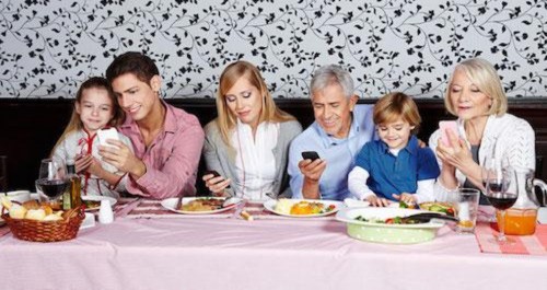 Smartphone làm các thành viên trong gia đình lạnh nhạt với nhau dù ở bên cạnh 1