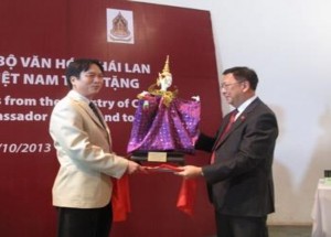 PGS TS Võ Quang Trọng tiếp nhận hiện vật 05 búp bê trong trang phục và tư thế 1