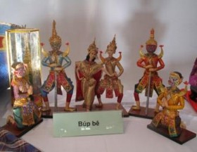 PGS TS Võ Quang Trọng tiếp nhận hiện vật 05 búp bê trong trang phục và tư thế 2