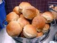 Nguyên liệu Bột mì loại mạnh 500g Men 12g Dung dịch ½ nước ½ sữa 300ml Bơ 1