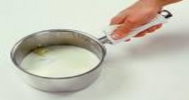 Nguyên liệu Margarine dầu hay bơ 400g Bột mì 400g Sữa 4 5lít Hành tây 1 củ Đinh 4