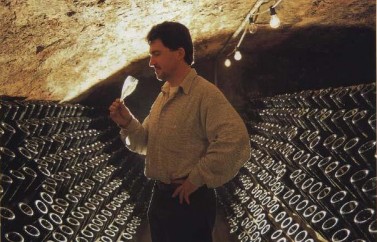 Rượu Champagne được lưu kho trên giá đặc biệt Cổ chai rượu được làm lạnh 1