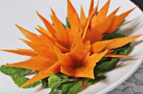 4 Tỉa hình rẻ quạt từ dưa leo Chọn dưa leo trái to dài tròn đều Bổ trái dưa 5