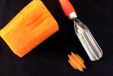 Tỉa cánh Cắt 1 đường cong từ 1 góc miếng củ cải xuống ½ cạnh dài để 1